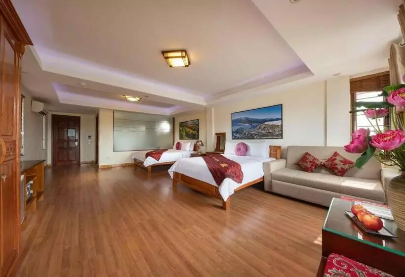 اتاق لوکس سه تخته, Viet Village Hotel & Travel