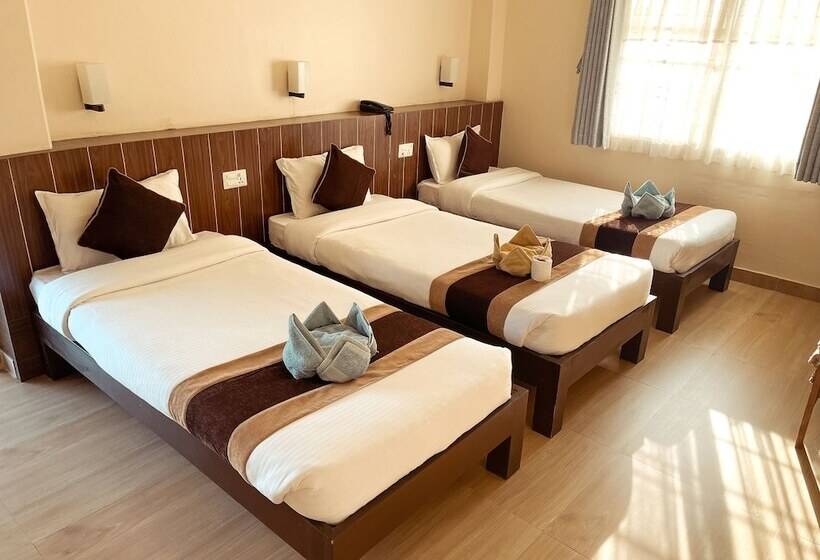 اتاق لوکس سه تخته, Pokhara Tourist Home