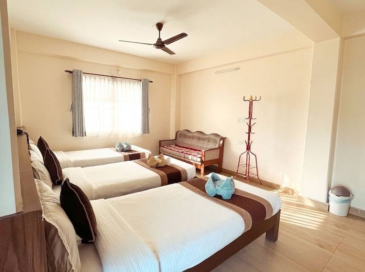 اتاق لوکس سه تخته, Pokhara Tourist Home