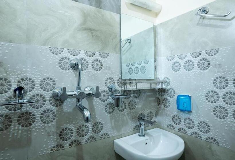 اتاق لوکس سه تخته, Pokhara Tourist Home