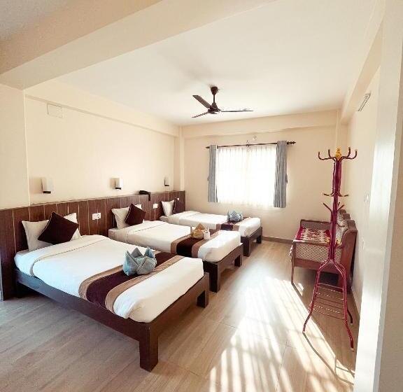 اتاق لوکس سه تخته, Pokhara Tourist Home
