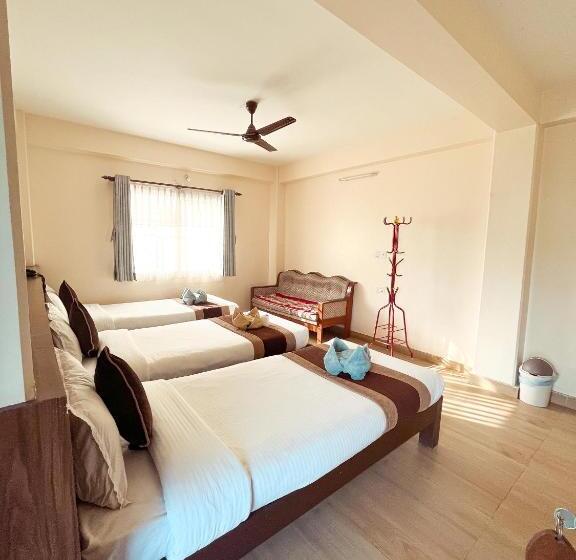 اتاق لوکس سه تخته, Pokhara Tourist Home