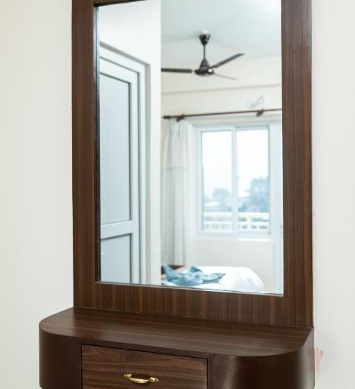 اتاق لوکس با بالکن, Pokhara Tourist Home