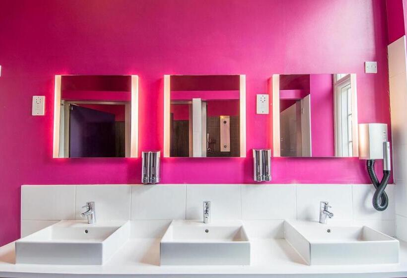 标准四人间共用浴室, Safestay London Kensington Holland Park