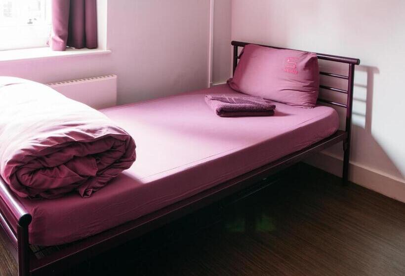 标准四人间共用浴室, Safestay London Kensington Holland Park