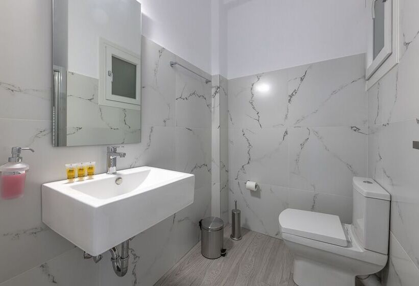 이코노미 룸, Paraskevas Boutique