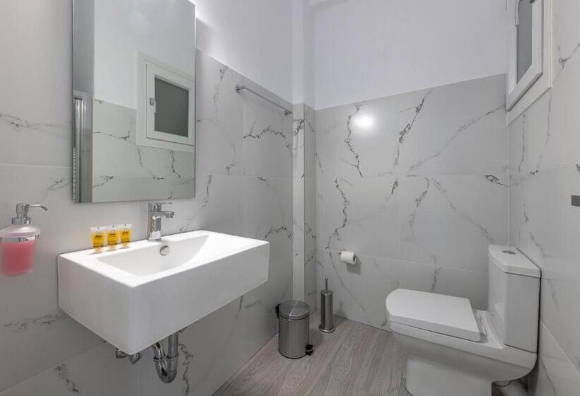 이코노미 룸, Paraskevas Boutique