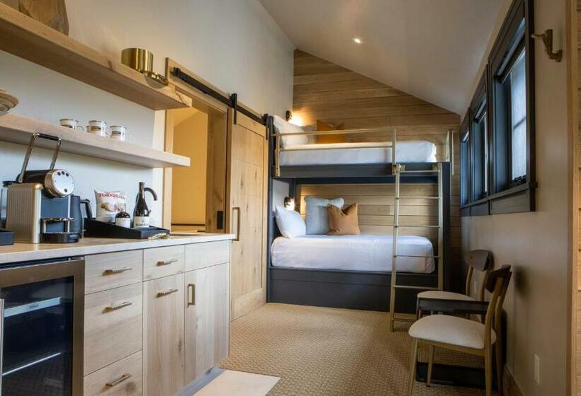 로얄 룸, Inn At The Carlin