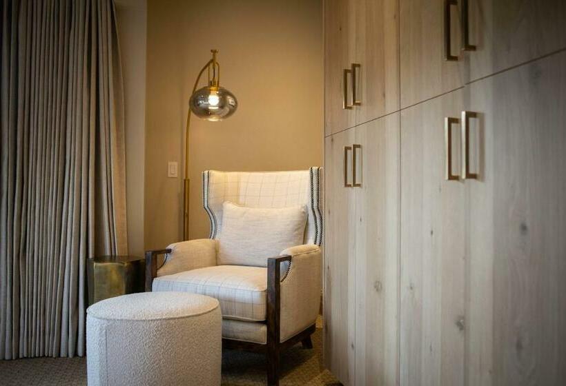 로얄 룸, Inn At The Carlin