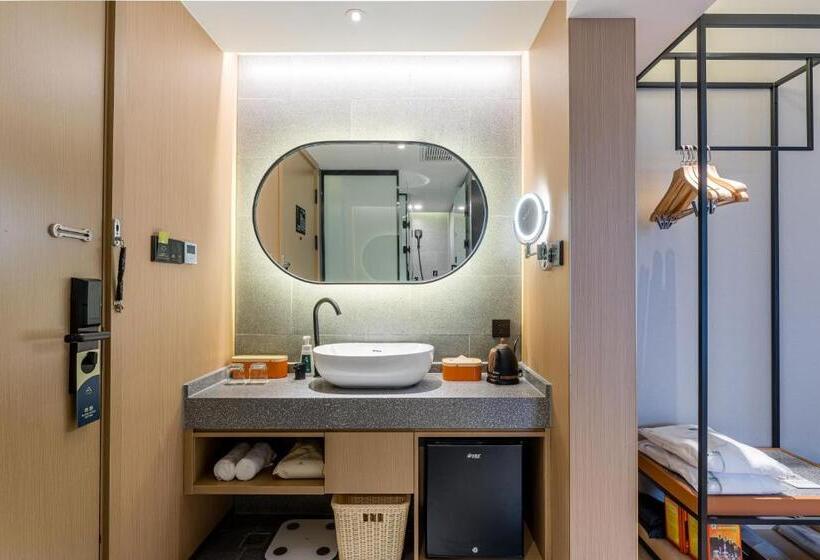 Номер Deluxe с Балконом, Atour Hotel Shanghai World Expo West Gaoke Road