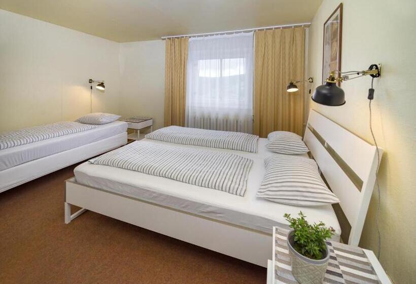 标准三人间, Hromovka