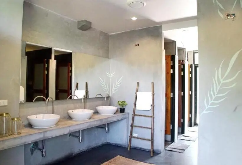 バス共有のスタンダードルーム, The Dearly Koh Tao Hostel Padi 5 Star Dive Resort