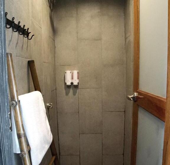 バス共有のスタンダードルーム, The Dearly Koh Tao Hostel Padi 5 Star Dive Resort