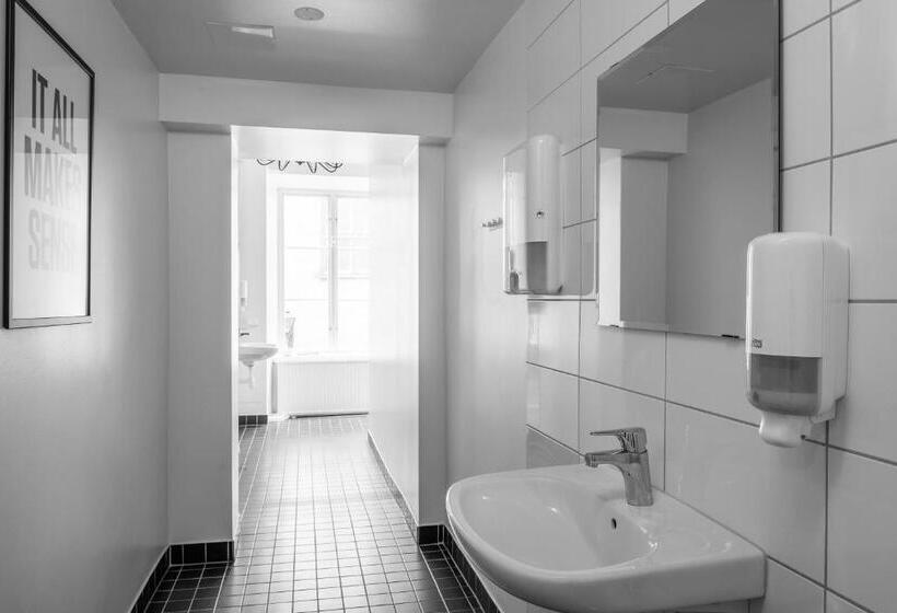 스탠다드 4인용 룸 공용 욕실, Castle House Inn