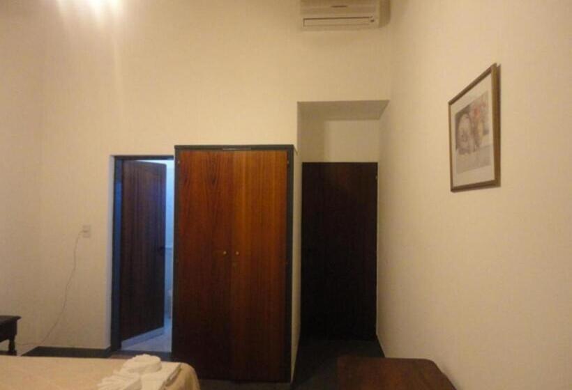 スタンダードトリプルルーム, Lujan