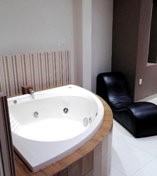 Номер Deluxe, Maria Elena