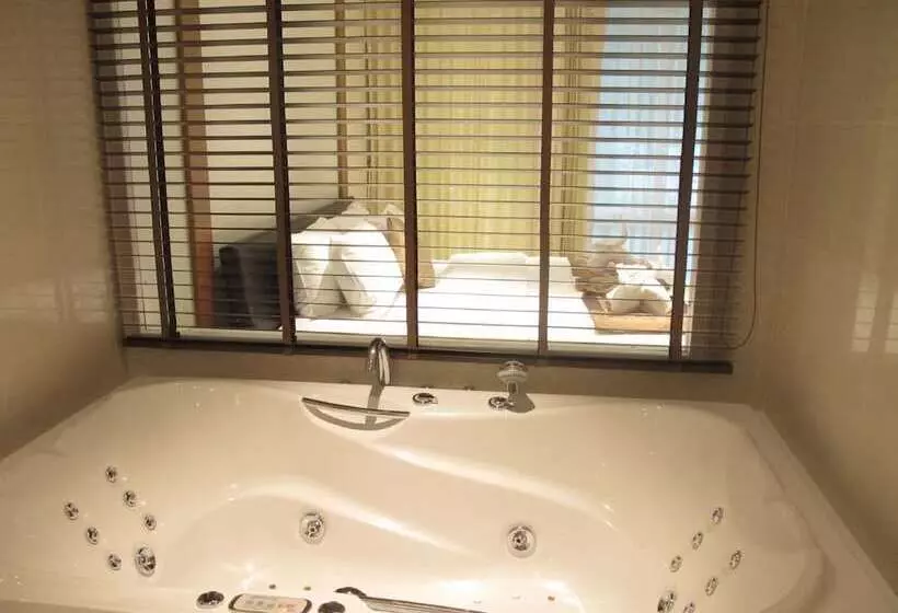 デュプレックス２ベッドルームアパート, The Privilege Residence