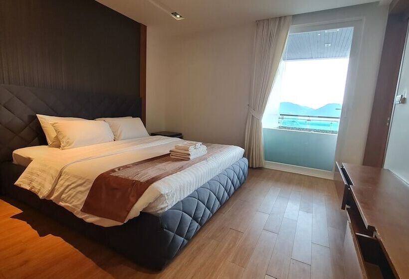 דירת חדר נוף לים, The Privilege Residence