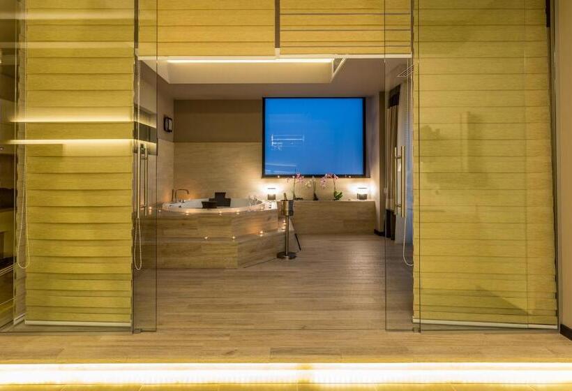 Suite with lake view, New Splendid Hotel & Spa   Adults Only