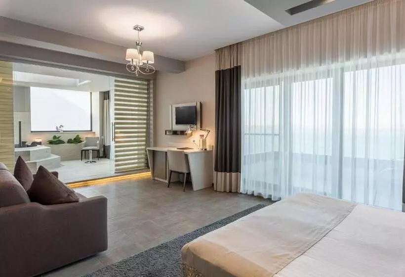 Suite with lake view, New Splendid Hotel & Spa Adults Only