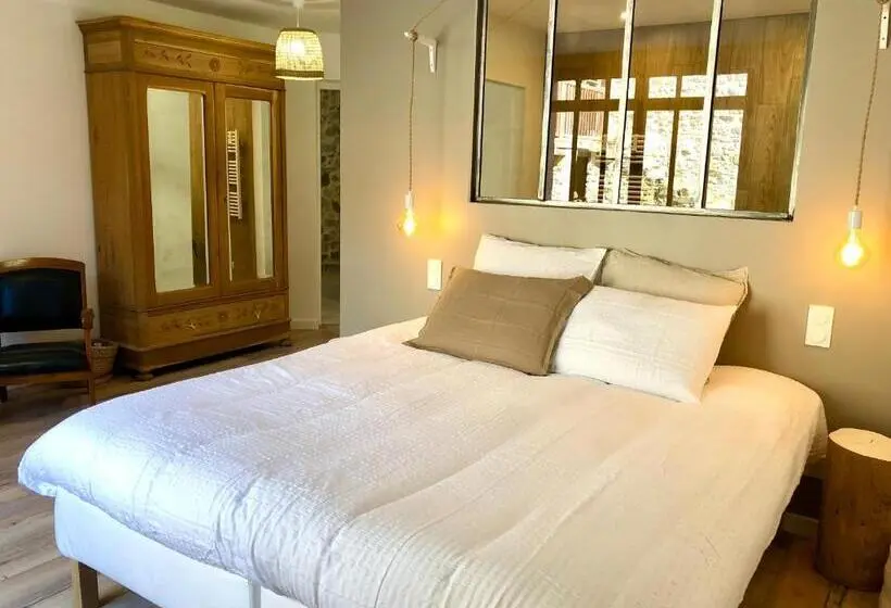 身障者適用キングサイズベッドルーム, La Ferme Parrinet Gîte Et Chambres D Hôtes