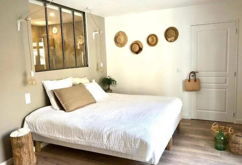 身障者適用キングサイズベッドルーム, La Ferme Parrinet Gîte Et Chambres D Hôtes