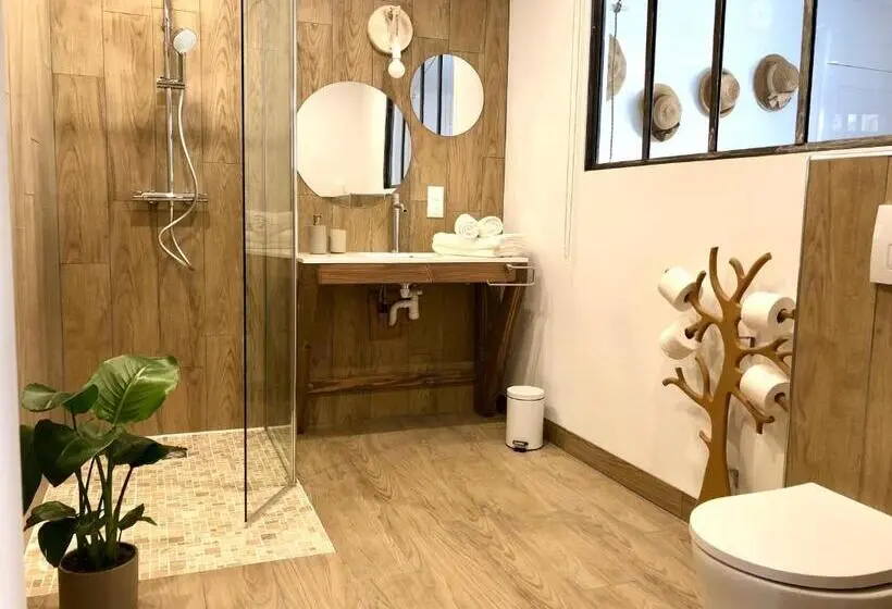 身障者適用キングサイズベッドルーム, La Ferme Parrinet Gîte Et Chambres D Hôtes