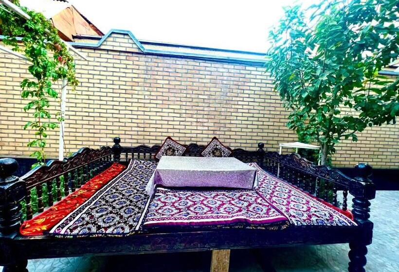 اتاق ساده سه‌ نفره, Old City Guest House
