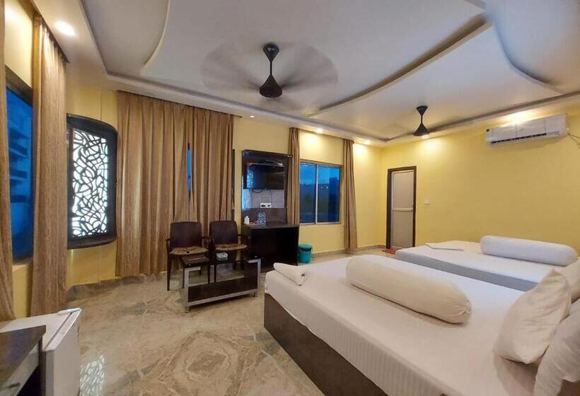 חדר סטנדרט לארבעה, Holiday Beach Resort !! Beach Distance 50 Mts !!