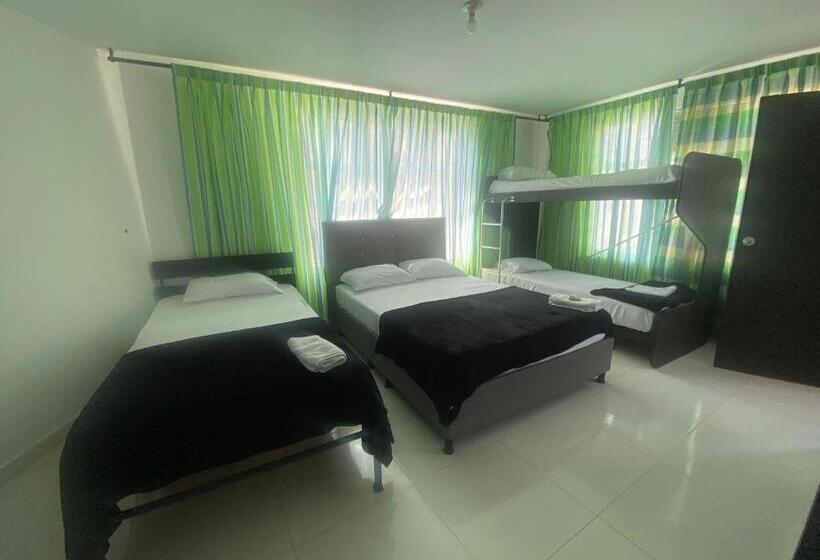 חדר משפחתי, Colonial Plaza