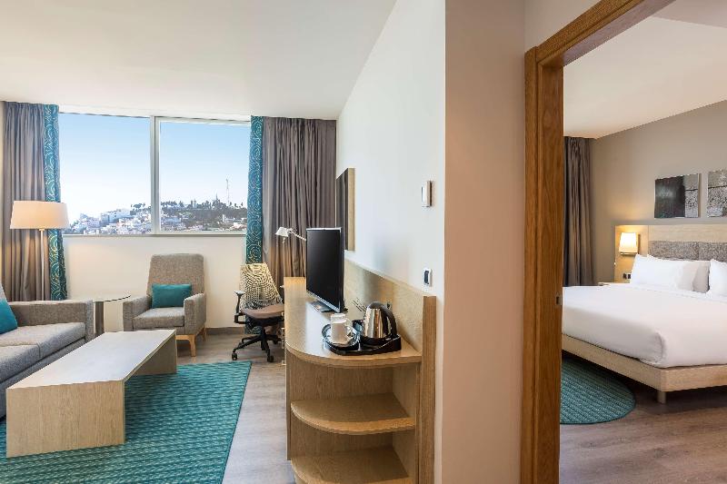 מיטת קינג בסוויטה, Hilton Garden Inn Tanger City Center