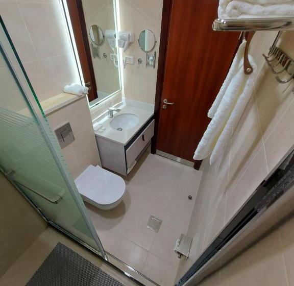 اتاق لوکس, Jordan Seasons