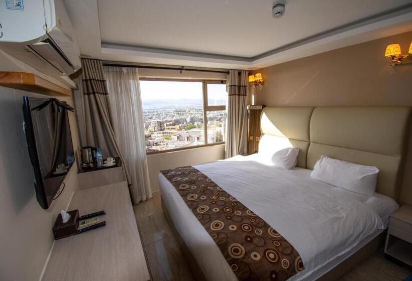 اتاق خانوادگی با چشمانداز دریا, Jordan Seasons