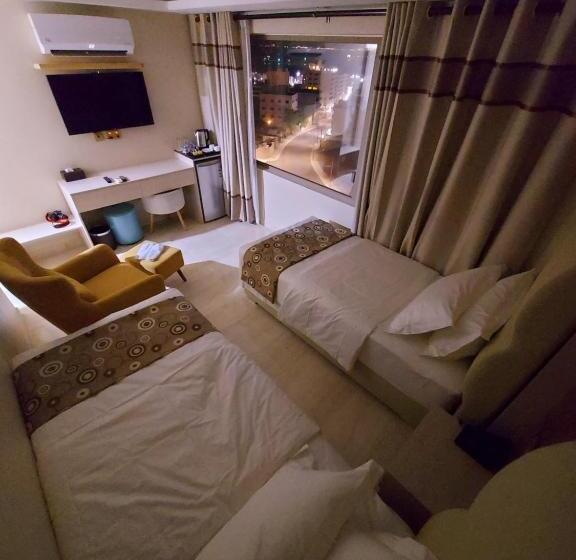 اتاق لوکس با چشمانداز دریا, Jordan Seasons