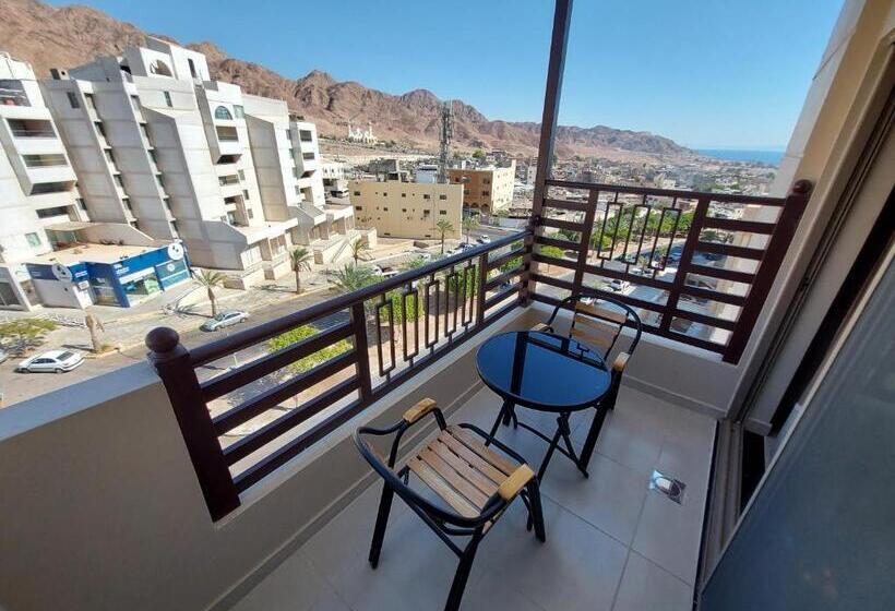 اتاق خانوادگی, Jordan Seasons