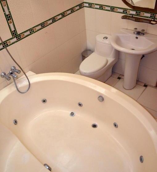 اتاق استاندارد با وان آب گرم, Le Saint Etienne