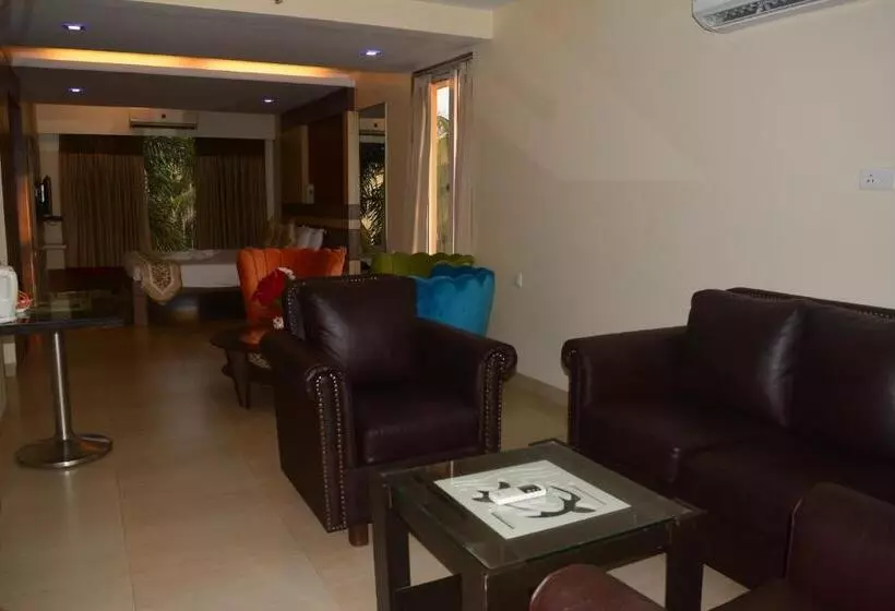 سوییت اجرایی, Turtle Beach Resort  Morjim