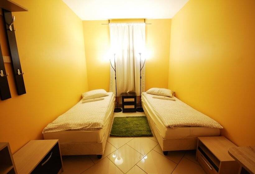 エコノミールーム, Landmark City Hotel   Hostel