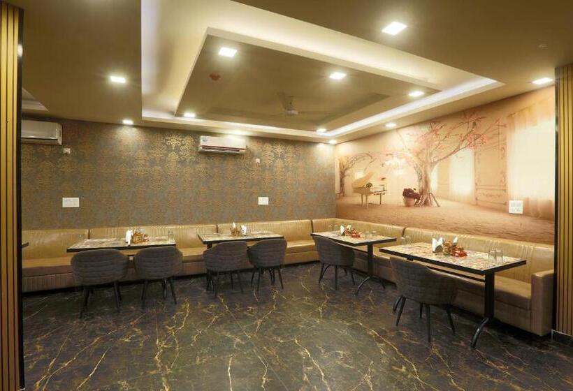 جناح عائلي, Prithvi Raj Near Delhi Airport