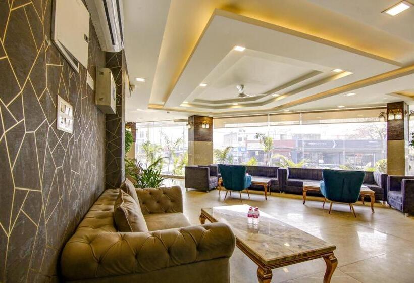 غرفة قياسية ثلاثية, Prithvi Raj Near Delhi Airport