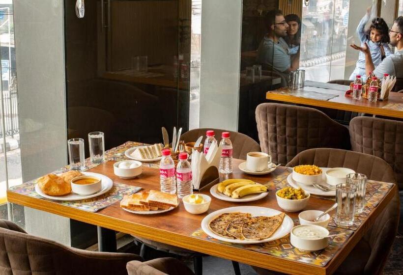 غرفة قياسية ثلاثية, Prithvi Raj Near Delhi Airport