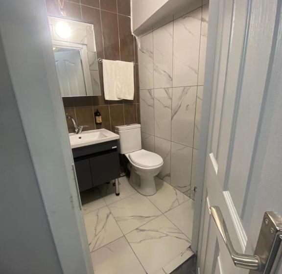 חדר משפחתי, Torch Suit