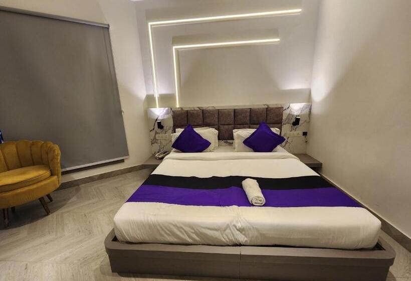 اتاق لوکس با تخت بزرگ, Express Square9