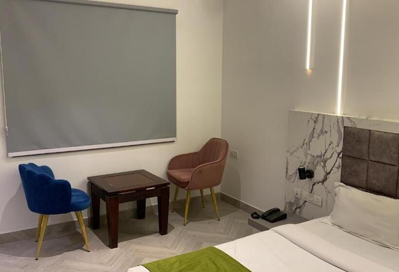 اتاق لوکس با تخت بزرگ, Express Square9