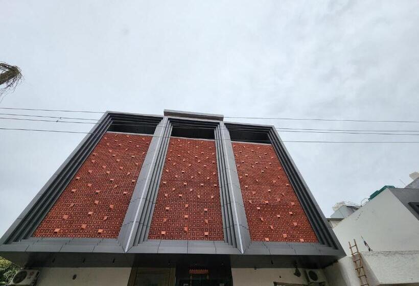 اتاق لوکس با تخت بزرگ, Express Square9