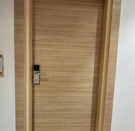 اتاق لوکس با تخت بزرگ, Express Square9