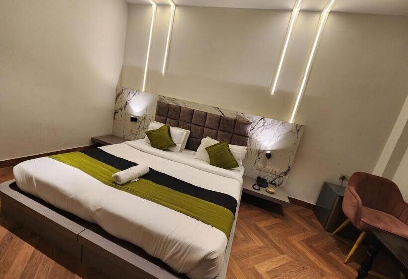 اتاق لوکس با تخت بزرگ, Express Square9