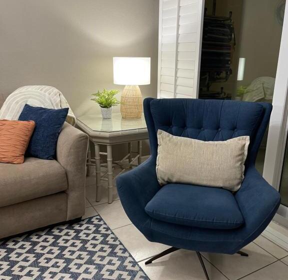 شقة غرفتين, Olde Marco Inn