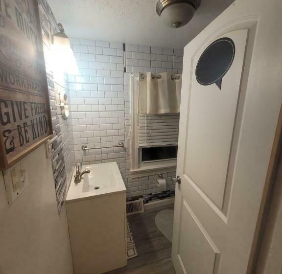 패밀리 룸, Room In Apartment   Blue Room In Delaware