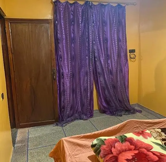 اتاق اکونومی, Emallayan Hostel
